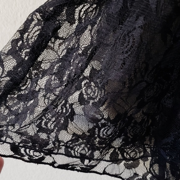 Lace Robe - Picture 2 of 4